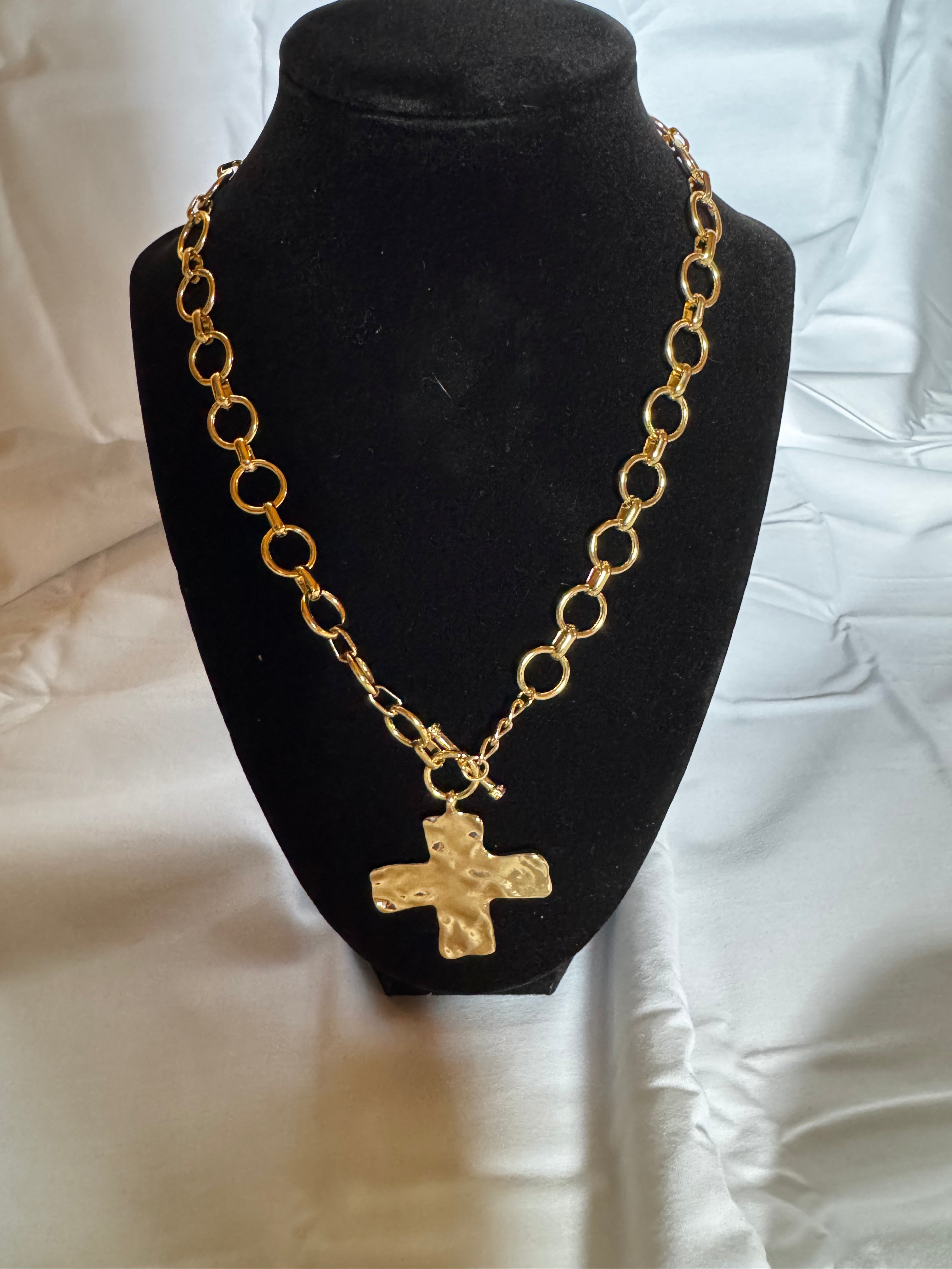 Vera hammered cross toggle necklace - gold statement jewelry - Pink Willow


